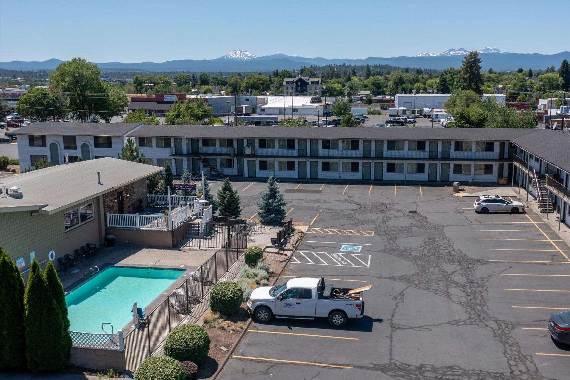 Bend Inn & Suites Exterior photo