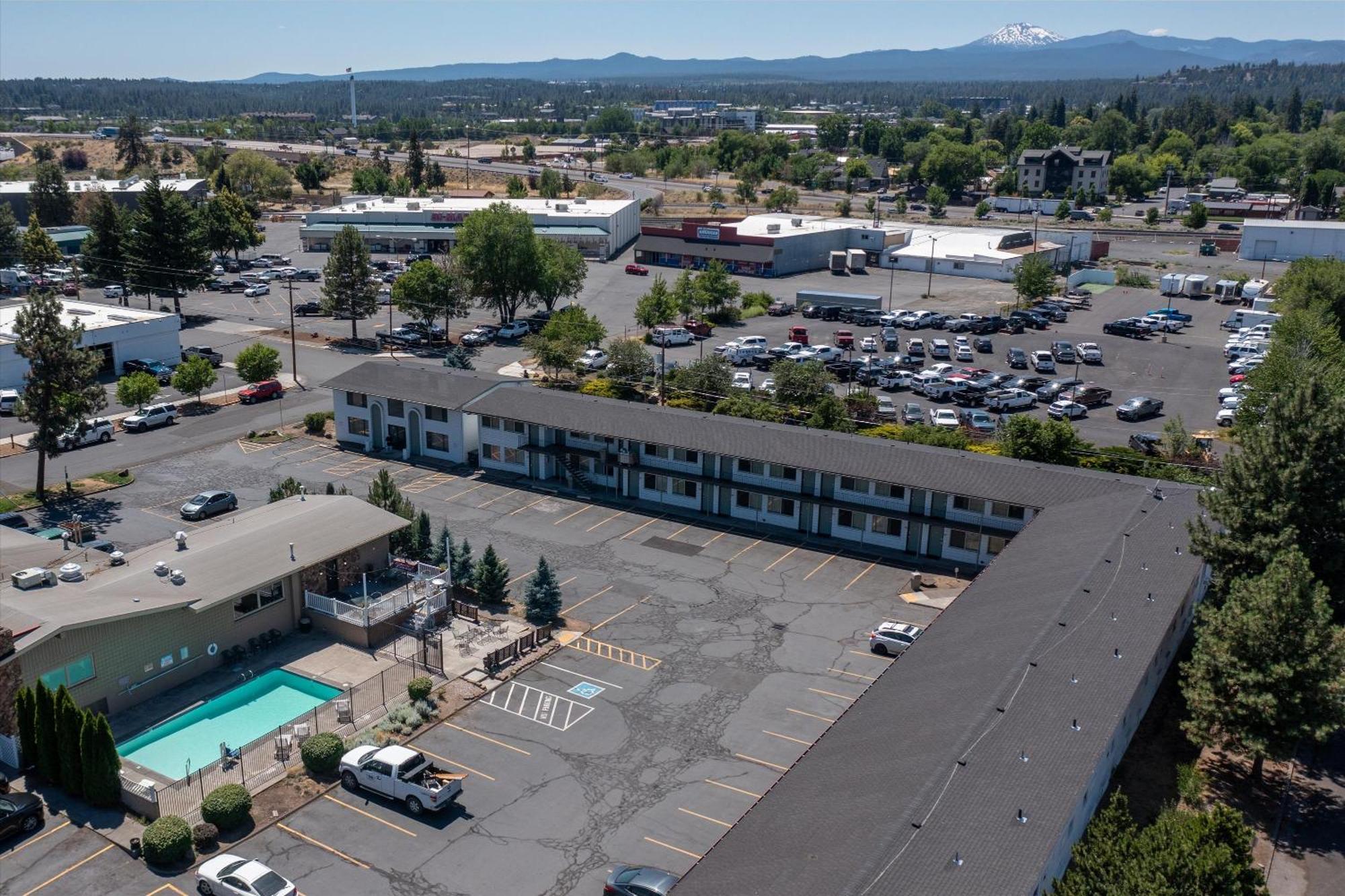 Bend Inn & Suites Exterior photo